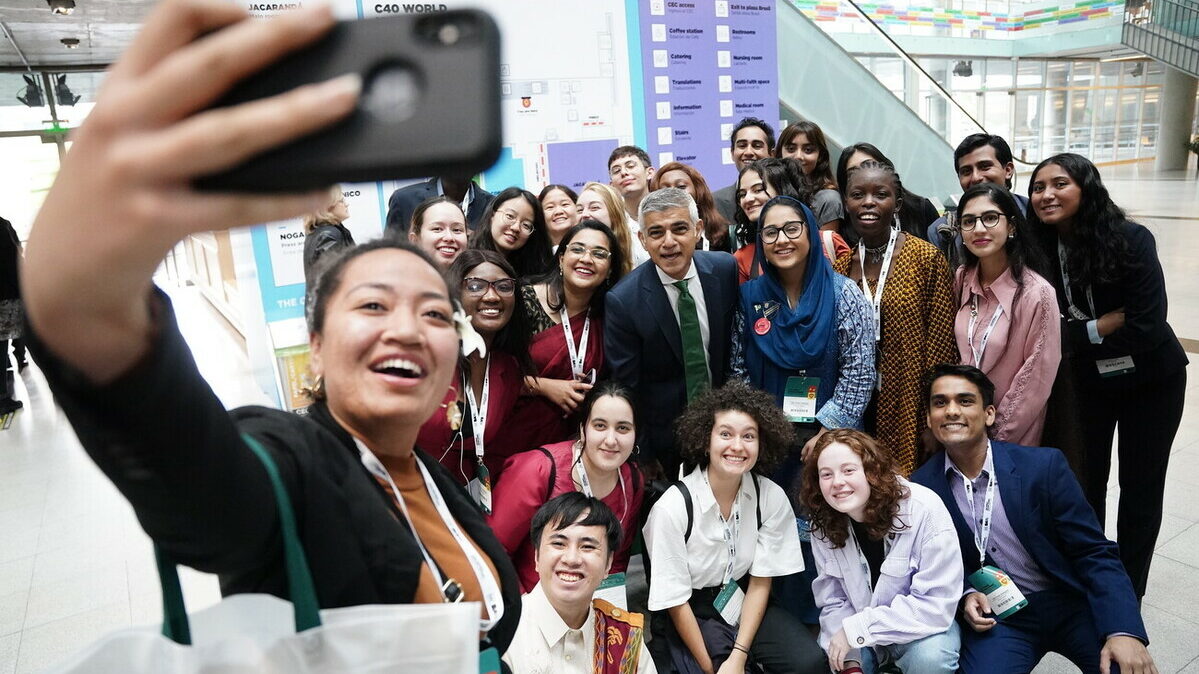 Mayor of London and C40 Chair Sadiq Khan with youth delegates at the Summit venue, Buenos Aires. October 2022